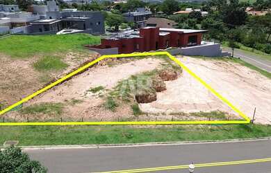 Imagem: O terreno possui 700m² de Área e está localizado em Bairro