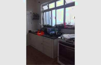 Imagem: A casa possui 2 Dormitórios, 1 Banheiro, 2 Vagas na garagem