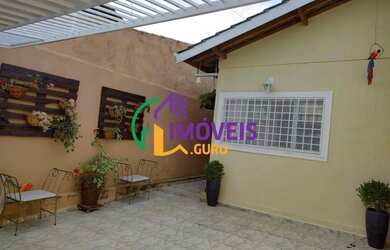 Imagem: A casa possui 3 Dormitórios, 2 Banheiros, 2 Vagas na garagem