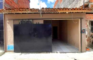 Imagem: A casa possui 3 Dormitórios, 1 Banheiro, 1 Vaga na garagem