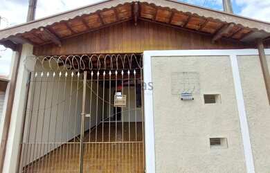 Imagem: A casa possui 2 Dormitórios, 1 Banheiro, 2 Vagas na garagem