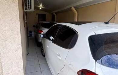 Imagem: A casa possui 3 Dormitórios, 2 Banheiros e 2 Vagas na garagem