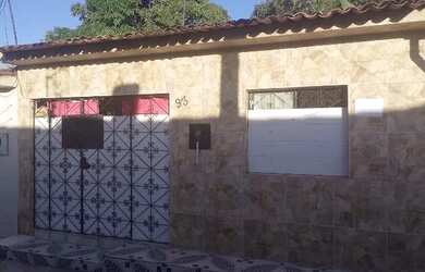 Imagem: A casa possui 2 Dormitórios e 1 Banheiro e está localizado