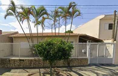 Imagem: A casa possui 2 Dormitórios, 1 Banheiro, 2 Vagas na garagem