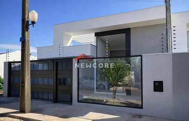 Imagem: A casa possui 3 Dormitórios, 1 Banheiro, 2 Vagas na garagem