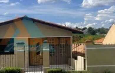 Imagem: A casa possui 3 Dormitórios, 2 Banheiros, 3 Vagas na garagem