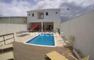 Imagem: A casa possui 4 Dormitórios, 5 Banheiros, 5 Vagas na garagem