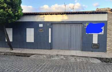 Imagem: A casa possui 3 Dormitórios, 1 Banheiro, 2 Vagas na garagem