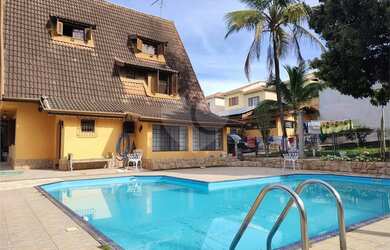 Imagem: A casa possui 3 Dormitórios, 3 Banheiros, 5 Vagas na garagem