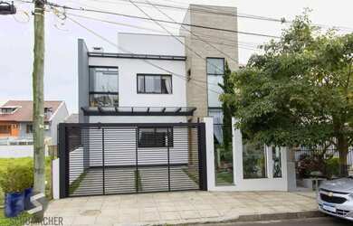 Imagem: A casa possui 4 Dormitórios, 4 Banheiros, 2 Vagas na garagem