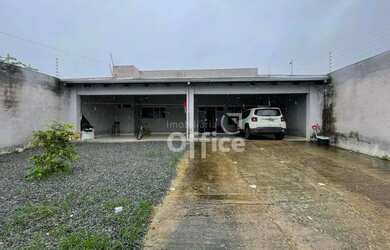 Imagem: A casa possui 3 Dormitórios, 2 Banheiros, 2 Vagas na garagem