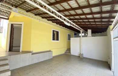 Imagem: A casa possui 3 Dormitórios, 2 Banheiros, 2 Vagas na garagem