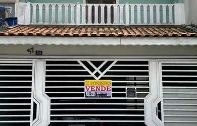 Imagem: A casa possui 3 Dormitórios, 2 Banheiros, 2 Vagas na garagem