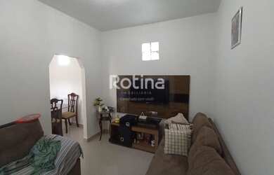 Imagem: A casa à venda possui 3 Dormitórios, 1 Banheiro, 2 Vagas na