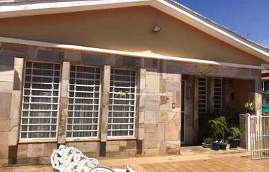 Imagem: A casa possui 2 Dormitórios, 3 Banheiros, 3 Vagas na garagem