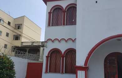 Imagem: A casa possui 5 Dormitórios, 5 Banheiros, 5 Vagas na garagem