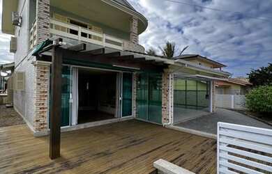 Imagem: A casa possui 3 Dormitórios, 3 Banheiros, 2 Vagas na garagem