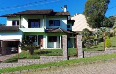 Imagem: A casa possui 4 Dormitórios, 1 Banheiro, 2 Vagas na garagem