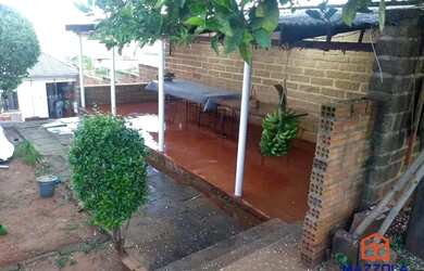 Imagem: A casa possui 3 Dormitórios, 2 Banheiros, 2 Vagas na garagem