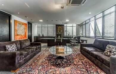 Imagem: O depósito possui 5 Vagas na garagem, 650m² de Área e está