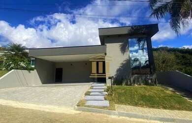 Imagem: A casa possui 3 Dormitórios, 1 Banheiro, 3 Vagas na garagem