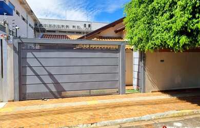 Imagem: A casa possui 4 Dormitórios, 3 Banheiros, 2 Vagas na garagem