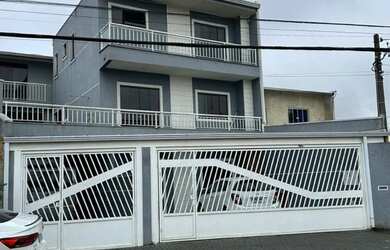 Imagem: A casa possui 4 Dormitórios, 2 Banheiros, 2 Vagas na garagem