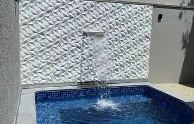 Imagem: A casa possui 3 Dormitórios, 3 Banheiros, 2 Vagas na garagem