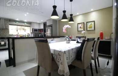 Imagem: A casa possui 4 Dormitórios, 4 Banheiros, 5 Vagas na garagem