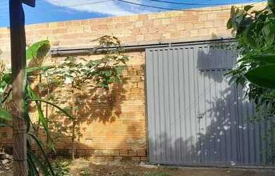 Imagem: A casa possui 2 Dormitórios, 1 Banheiro, 2 Vagas na garagem