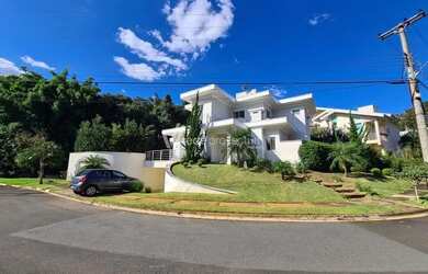 Imagem: A casa em condomínio possui 4 Dormitórios, 5 Banheiros, 2