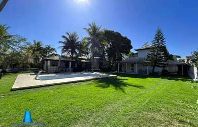 Imagem: A casa em condomínio possui 3 Dormitórios, 3 Banheiros, 800m²