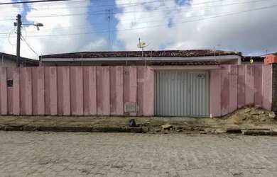 Imagem: A casa possui 4 Dormitórios, 3 Banheiros, 2 Vagas na garagem