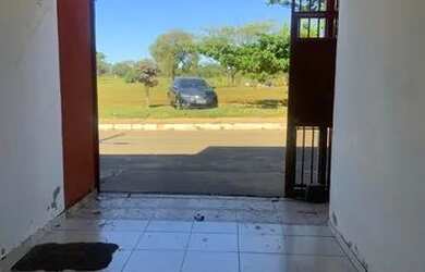Imagem: A casa possui 3 Dormitórios, 2 Banheiros, 1 Vaga na garagem