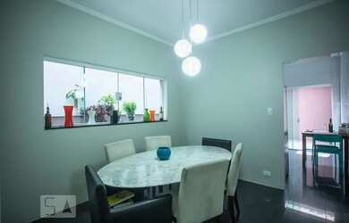 Imagem: A casa possui 3 Dormitórios, 1 Banheiro, 2 Vagas na garagem