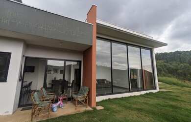 Imagem: A casa possui 3 Dormitórios, 3 Banheiros, 2 Vagas na garagem