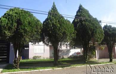 Imagem: A casa possui 4 Dormitórios, 2 Banheiros, 4 Vagas na garagem