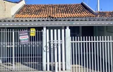 Imagem: A casa possui 2 Dormitórios, 1 Banheiro, 2 Vagas na garagem