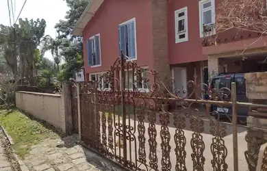 Imagem: A casa possui 3 Dormitórios, 3 Banheiros, 4 Vagas na garagem