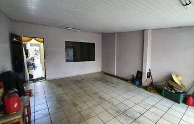 Imagem: A casa possui 3 Dormitórios, 2 Banheiros, 1 Vaga na garagem