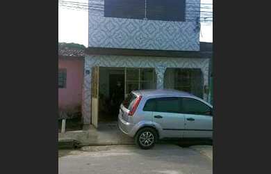 Imagem: A casa possui 4 Dormitórios, 2 Banheiros, 1 Vaga na garagem