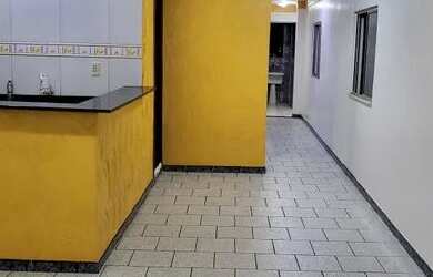 Imagem: A casa possui 3 Dormitórios, 2 Banheiros, 1 Vaga na garagem