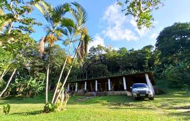 Imagem: A casa possui 3 Dormitórios, 5 Vagas na garagem e está localizado