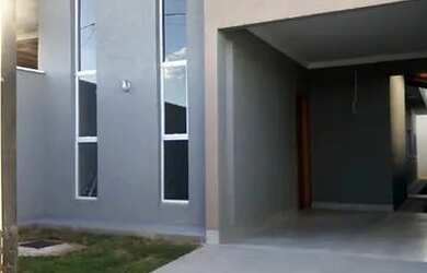 Imagem: A casa possui 3 Dormitórios, 2 Banheiros, 2 Vagas na garagem