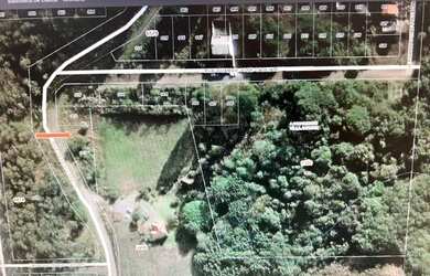 Imagem: O terreno possui 718m² de Área e está localizado em Desvio