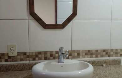 Imagem: CABO FRIO. CAMINHO DE BÚZIOS. Alugo Kitnet