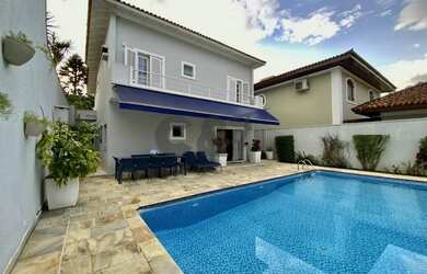 Imagem: A casa possui 3 Dormitórios, 5 Banheiros, 3 Vagas na garagem