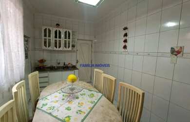 Imagem: A casa possui 2 Dormitórios, 2 Banheiros, 3 Vagas na garagem