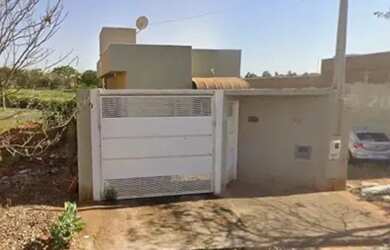 Imagem: A casa possui 2 Dormitórios, 1 Banheiro, 2 Vagas na garagem