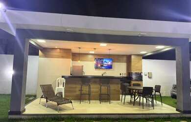 Imagem: A casa possui 4 Dormitórios, Acomodam 12 pessoas, 2 Vagas na